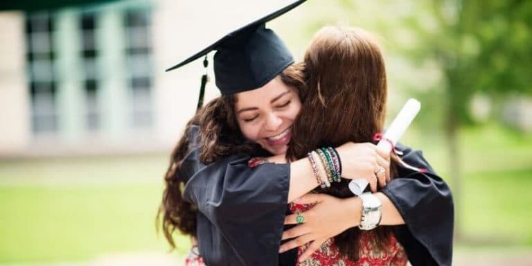 23 Pesan dan Kesan Inspiratif di Buku Kenangan Wisuda